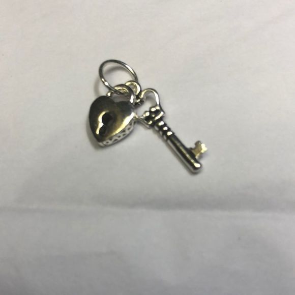 925 sterling silver heart & key charm - Picture 2 of 4